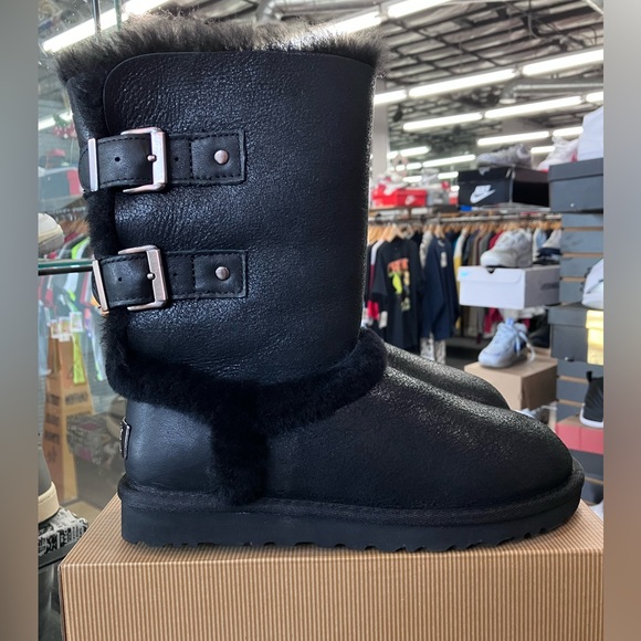 NEW UGG Skylah 1008145 Black Leather Fur Lined Boots - Picture 2 of 9